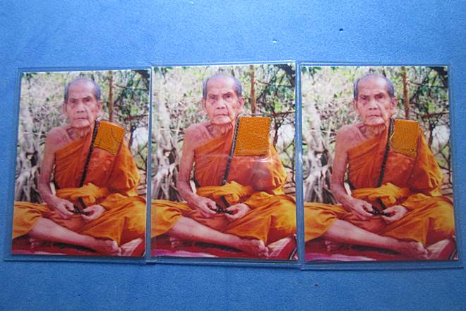 วัดใจ200+รูปถ่ายหลวงปู่หมุน3รูป ออกวัดซับลำใย ปี2543กว้าง1.5 นิ้ว สูง 2 นิ้ว ติดจีวร +เกศา