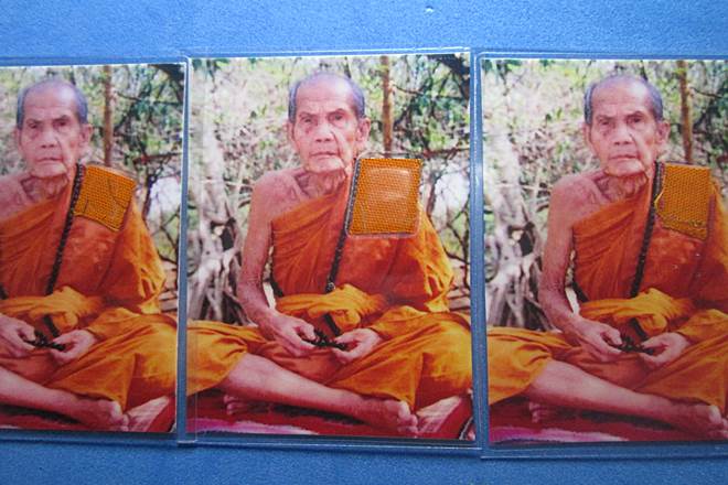 วัดใจ200+รูปถ่ายหลวงปู่หมุน3รูป ออกวัดซับลำใย ปี2543กว้าง1.5 นิ้ว สูง 2 นิ้ว ติดจีวร +เกศา