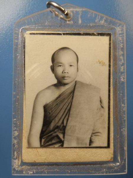 พระเนื้อผงพิมพ์สมเด็จ หลังรูปถ่ายไม่ทราบที่ครับ เลี่ยมเก่าเดิม