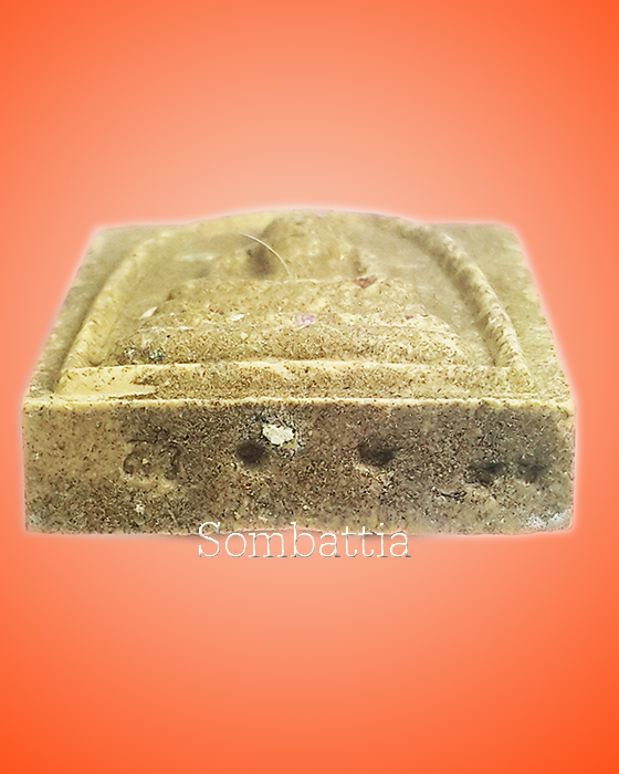 สมเด็จไกเซอร์หลังรูปเหมือน (โรยพลอย เกศา จีวร) หลวงพ่อไสว วัดปรีดาราม