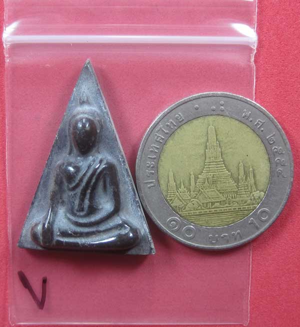 พระนางพญา จ.พิษณุโลก 1 ในเบ็ญจภาคี แกะจากพระธาตุข้าวสารหิน 60-200 ล้าน ปี