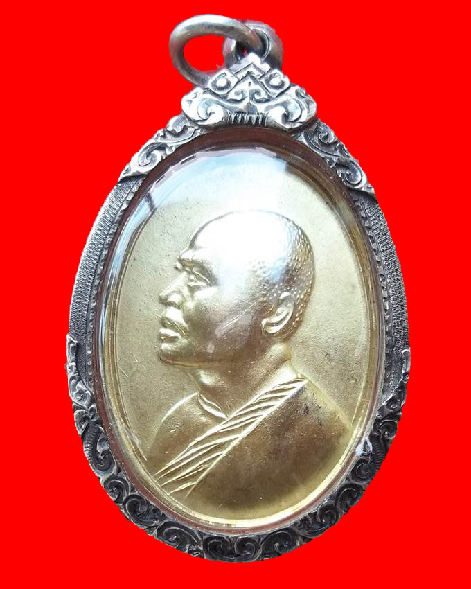 เหรียญ M16 หลวงพ่อแพ รุ่น 2 กรอบเลี่ยมเงินยกซุ้ม