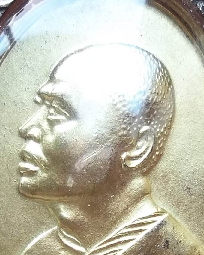 เหรียญ M16 หลวงพ่อแพ รุ่น 2 กรอบเลี่ยมเงินยกซุ้ม