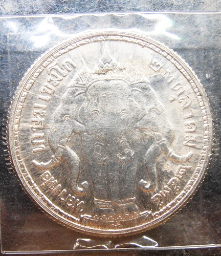 เหรียญ ร,5รุ่นเทิดพระเกียรติ ที่ระลึกวันปิยะมหาราชหลวงพ่อเกษม ปี35เนื้อเงินสวยๆครับ