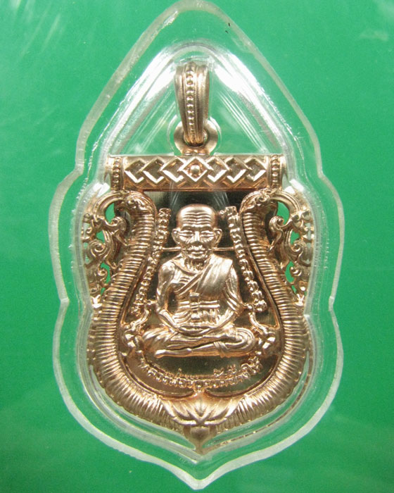 เหรียญเสมาฉลุพิมพ์หน้าเลื่อน หลวงปู่ทวด วัดช้างให้ รุ่น 100 ปี อ.ทิม เนื้อบรอนซ์นอกชุบพิงค์โกลด์ 