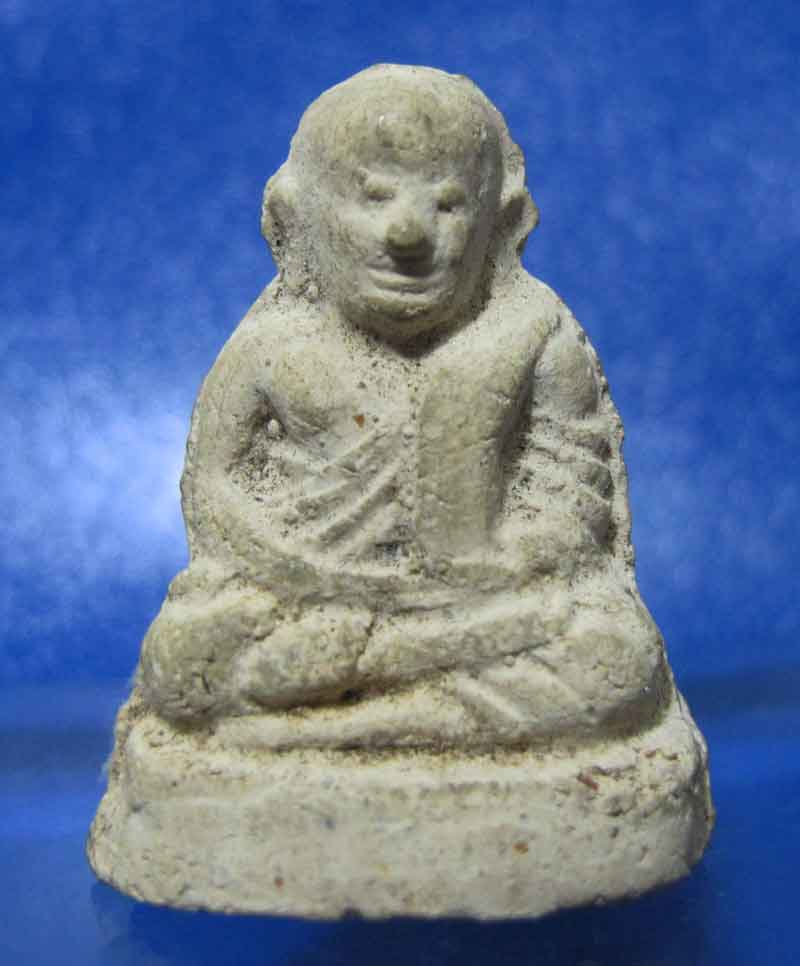 รูปหล่อหลวงพ่อเงิน เนื้อดินลองพิมพ์  รุ่นช้างคู่ วัดท้ายน้ำ จ.พิจิตร ปี 2526