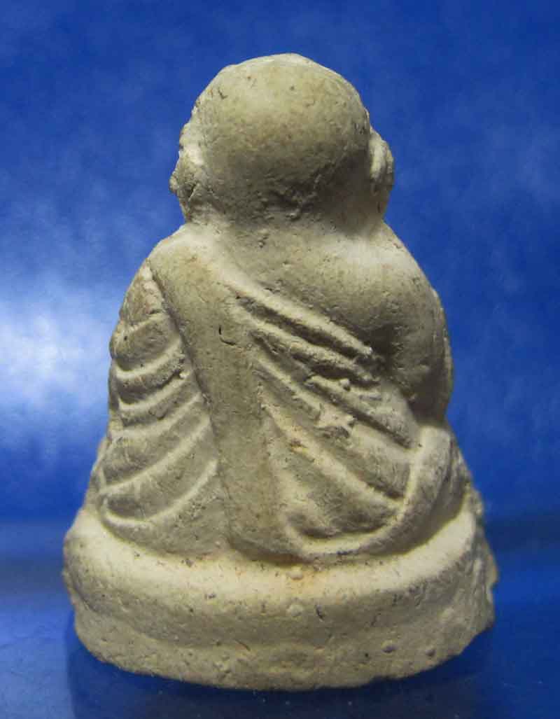 รูปหล่อหลวงพ่อเงิน เนื้อดินลองพิมพ์  รุ่นช้างคู่ วัดท้ายน้ำ จ.พิจิตร ปี 2526