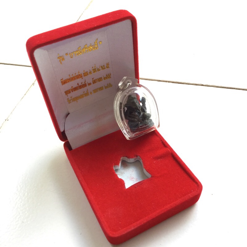 พระพิฆเนศ รุ่นบารมีศรีสนธิ์ วัดสุทัศนเทพวราราม ปี ๒๕๕๕ พิมพ์ลอยองค์ "เนื้อนวโลหะ"