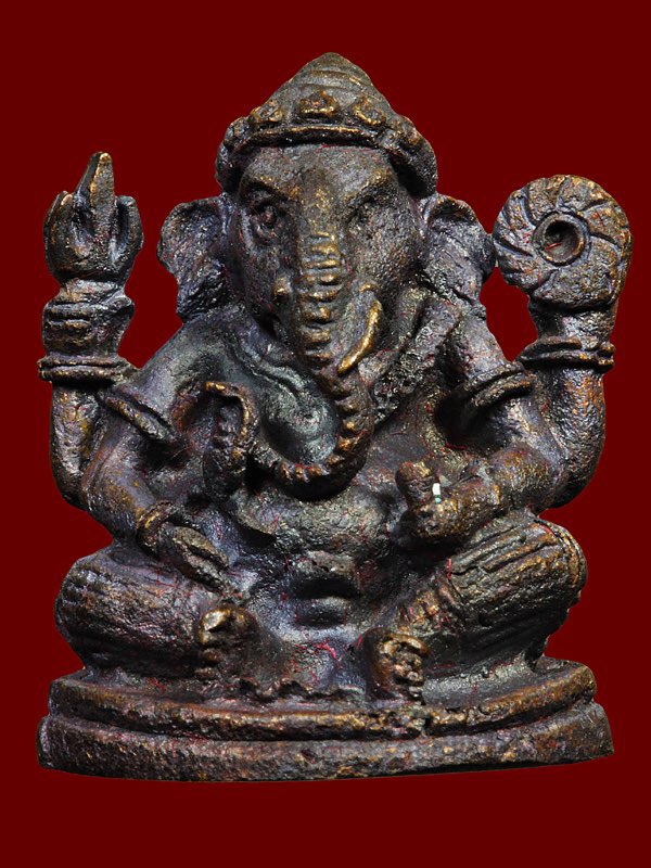 พระพิฆเนศ รุ่นบารมีศรีสนธิ์ วัดสุทัศนเทพวราราม ปี ๒๕๕๕ พิมพ์ลอยองค์ "เนื้อนวโลหะ"