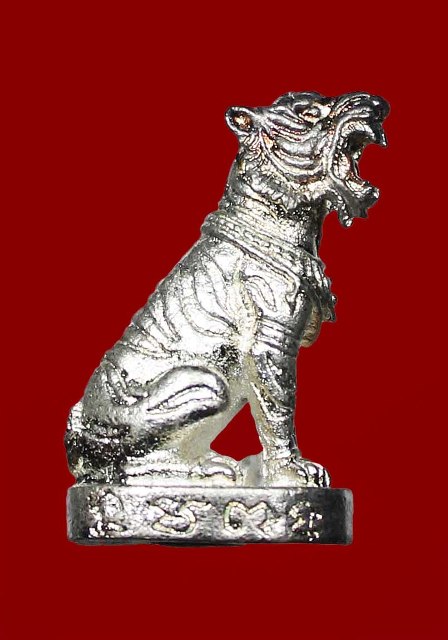 เสือมหาอำนาจหลวงพ่อสาคร วัดหนองกรับ เนื้อนวะโลหะกะไหล่เงิน กล่องเดิมๆ เลข 345