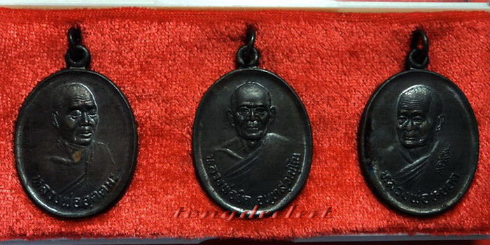 เหรียญชุดไตรรัตน์ 5 พุทธมหามงคล ปี 2535 สวยมากพร้อมกล่องเดิมค่ะ