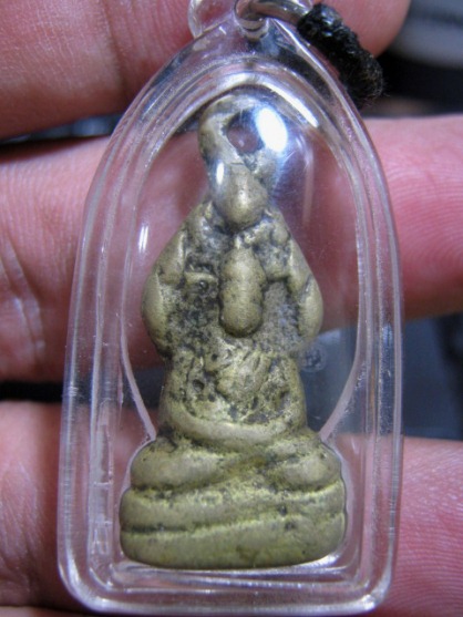 พระนาคปรกหลวงพ่อโต เนื้อทองผสม วัดบ้านกล้วย จ.นครราชสีมา ดูง่าย อยู่ในเลี่ยมพลาสติก มาพร้อมบัตรรับรอ