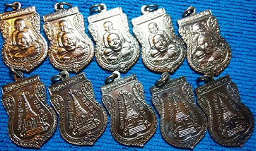 ขี่คอ 58 ทองแดงรมดำ พระประจำปี วัดช้างให้ จำนวน 10 เหรียญ