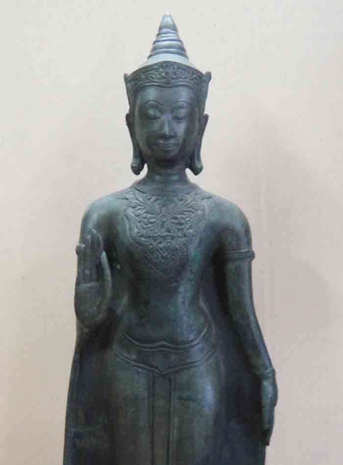 พระพุทธรูปปางห้ามญาติ ทรงเครื่อง เนื้อโลหะผิวเก่าสนิมเขียว ความสูง 20 นิ้ว ผิวพระเริ่มมีอายุ หล่อองค