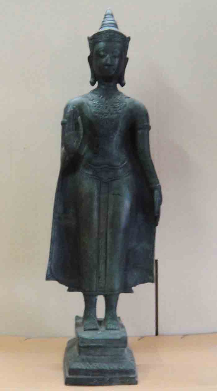 พระพุทธรูปปางห้ามญาติ ทรงเครื่อง เนื้อโลหะผิวเก่าสนิมเขียว ความสูง 20 นิ้ว ผิวพระเริ่มมีอายุ หล่อองค