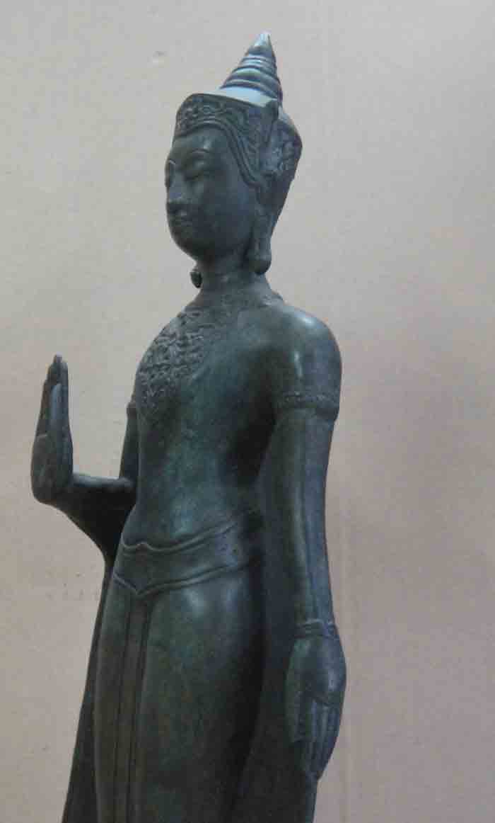 พระพุทธรูปปางห้ามญาติ ทรงเครื่อง เนื้อโลหะผิวเก่าสนิมเขียว ความสูง 20 นิ้ว ผิวพระเริ่มมีอายุ หล่อองค