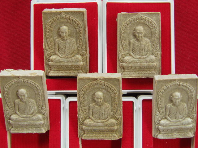 ไม่มีอีกแล้ว....แบบนี้ 5 องค์ พระผงหลวงพ่อเกษม ครบรอบ 60 พรรษา อุปสมบท ปี2536....กล่อง