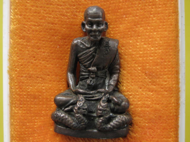 หลวงปู่คำพันธ์ รูปเหมือน นั่งพญานาค ปี42 เนื้อนวะโลหะ กล่อ งเดิม