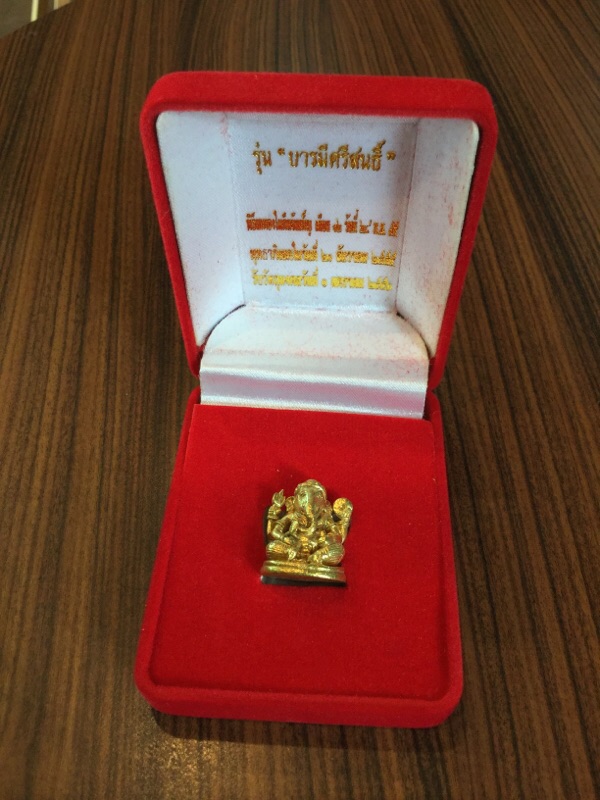 พระพิฆเนศ รุ่นบารมีศรีสนธิ์ วัดสุทัศนเทพวราราม ปี ๒๕๕๕ พิมพ์ลอยองค์ "เนื้อฝาบาตร" กรรมการ