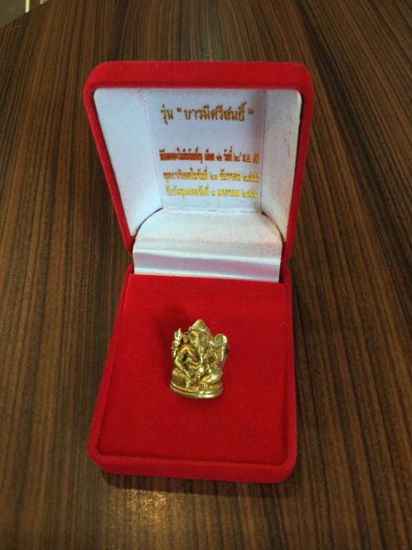 พระพิฆเนศ รุ่นบารมีศรีสนธิ์ วัดสุทัศนเทพวราราม ปี ๒๕๕๕ พิมพ์ลอยองค์ "เนื้อฝาบาตร" กรรมการ