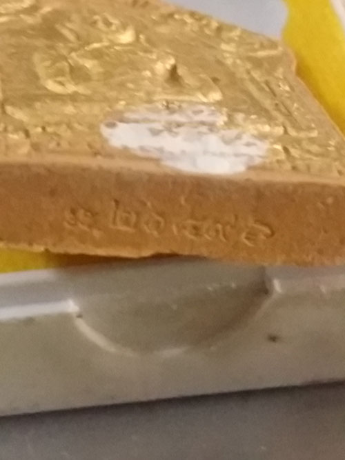 ขุนแผนปั๊มสองหน้าเนื้อเหลือง หลังฝังตะกรุดเงิน+ทองแดง,พลอยเสก,เกศา วัดชุมแสง รุ่นแรก ปี53