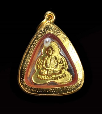 พระปิดตาหลังรูปเหมือน หลวงพ่อสาคร เนื้อปลอกลูกปืน ปี 49 พร้อ มเลี่ยมทองแท้สวยๆ