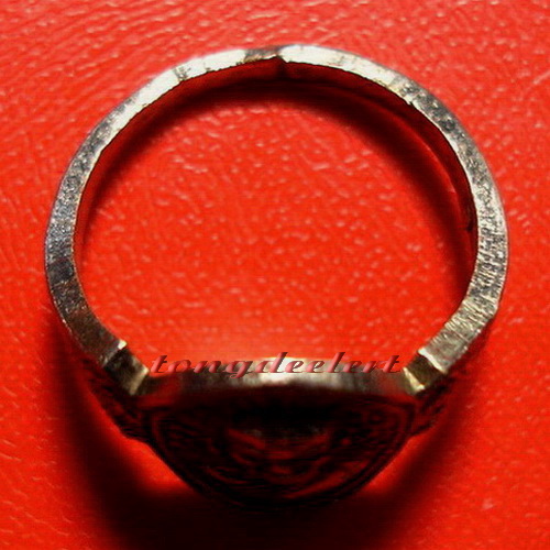 แหวนหลวงพ่อทวด วัดช้างให้ ด้านข้างเป็นรูปพญาครุฑ สวยมากค่ะ