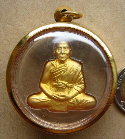 รูปเหมือนตัดชิด เลื่อนสมณศักดิ์ หลวงพ่อเพี้ยน วัดเกริ่นกฐิน จ.ลพบุรี ปี2548 เนื้อไมคร่อนทอง หมายเลข