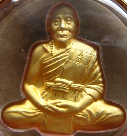 รูปเหมือนตัดชิด เลื่อนสมณศักดิ์ หลวงพ่อเพี้ยน วัดเกริ่นกฐิน จ.ลพบุรี ปี2548 เนื้อไมคร่อนทอง หมายเลข