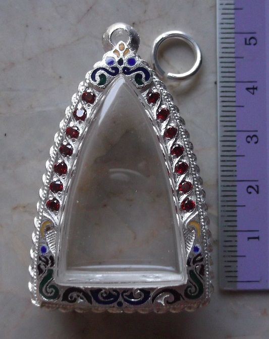 ตลับเงินลงยา  ฝั่งพลอยแดง  ใส่ ลป ทวด  หลังเตารีดพิมพ์ใหญ่ เคาะเดียว 