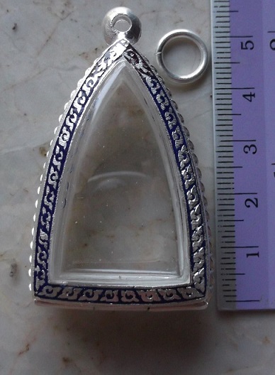 ตลับเงินลงยา  ฝั่งพลอยแดง  ใส่ ลป ทวด  หลังเตารีดพิมพ์ใหญ่ เคาะเดียว 