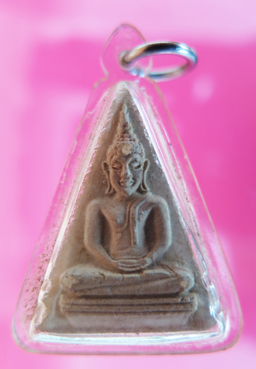 พระผงนางสามเหลี่ยม หลังยันต์สิงห์กลับ หลวงพ่อพรหม วัดขนอนเหนือ ปี พ.ศ.๒๕๑๓ 