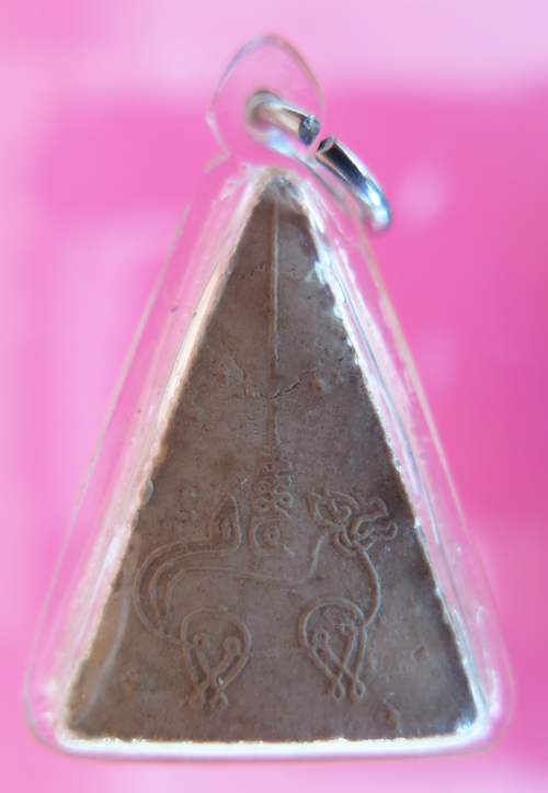 พระผงนางสามเหลี่ยม หลังยันต์สิงห์กลับ หลวงพ่อพรหม วัดขนอนเหนือ ปี พ.ศ.๒๕๑๓ 