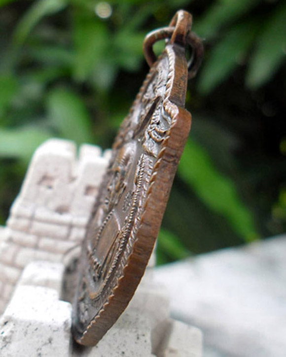 เหรียญมังกรคู่ หลวงปู่หมุน เนื้อทองแดง ปี 2543 พร้อมเลี่ยมกันน้ำ กรอบเงินลงยา