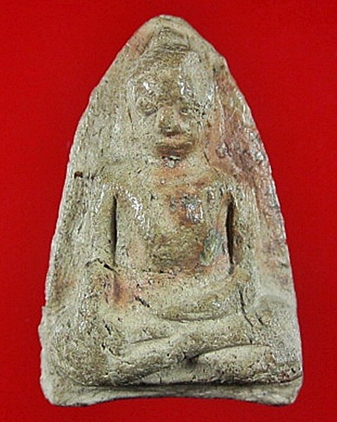 พระร่วงนั่งเนื้อดินสีขาว  ศิลปะลพบุรีหริบุญชัย กรุวัดมหาวัน ลำพูน