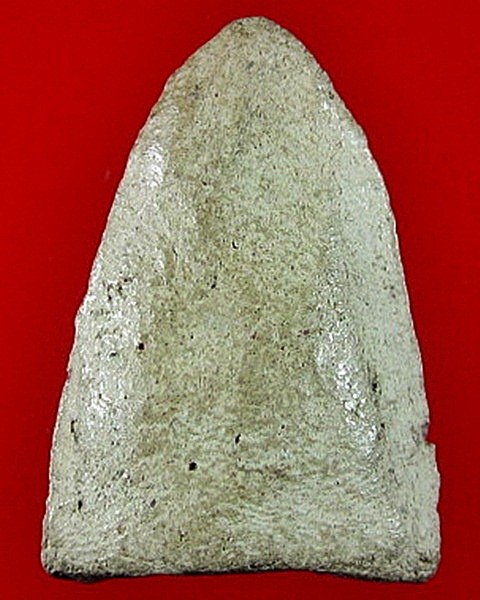 พระร่วงนั่งเนื้อดินสีขาว  ศิลปะลพบุรีหริบุญชัย กรุวัดมหาวัน ลำพูน