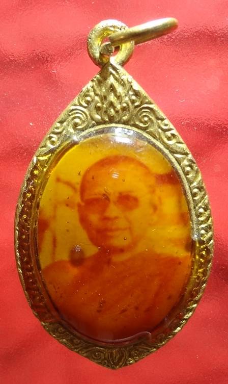  ล็อกเก็ตรูปถ่ายหลวงพ่อฤาษีลิงดำ หลังยันต์เกราะเพชร สร้างเมื ่อ มีนาคม ๒๕๒๘