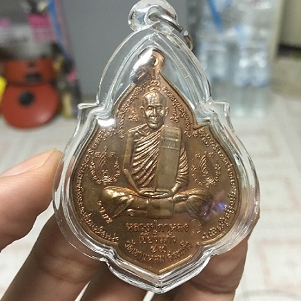 หลวงปู่กาหลงเขี้ยวแก้ว วัดเขาแหลม จ.สระแก้ว เหรียญนารายณ์พลิกแผ่นดิน เนื้อทองแดง