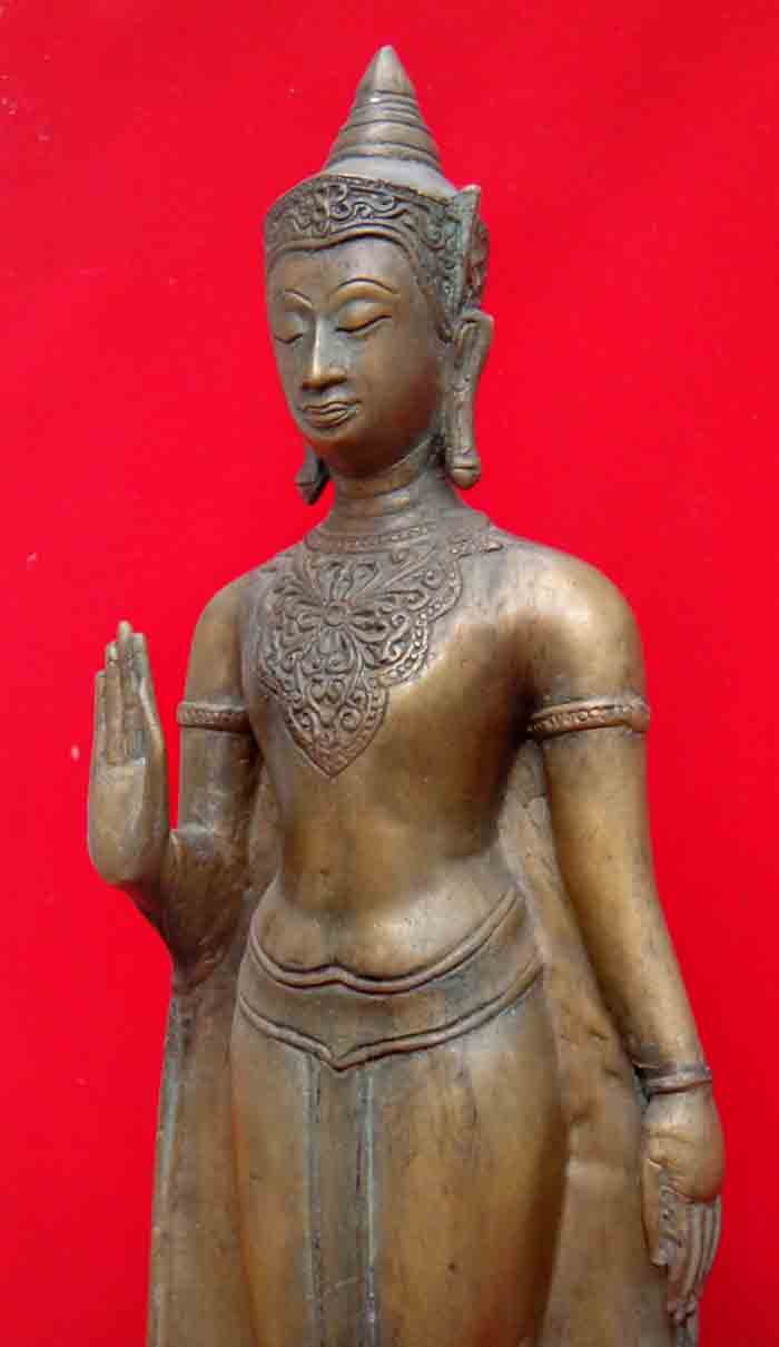 พระพุทธรูปปางห้ามญาติ ทรงเครื่อง เนื้อขันลงหินผิวเก่า ความสูง 20 นิ้ว ผิวพระเริ่มมีอายุ หล่อองค์พระอ