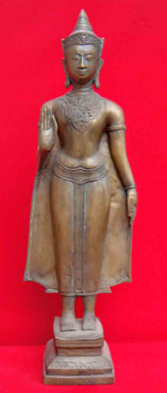 พระพุทธรูปปางห้ามญาติ ทรงเครื่อง เนื้อขันลงหินผิวเก่า ความสูง 20 นิ้ว ผิวพระเริ่มมีอายุ หล่อองค์พระอ