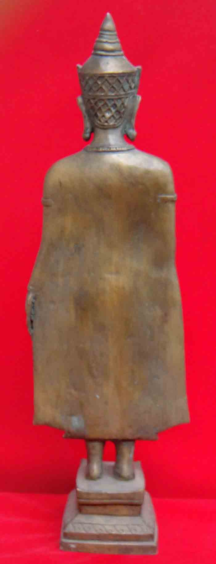 พระพุทธรูปปางห้ามญาติ ทรงเครื่อง เนื้อขันลงหินผิวเก่า ความสูง 20 นิ้ว ผิวพระเริ่มมีอายุ หล่อองค์พระอ