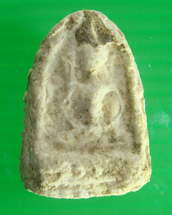 พระกรุวัดเงินคลองเตย กรุงเทพ. พิมพ์ซุ้มกอฐานเตี้ยเนื้อผงสีขาวนวลมีคราบฟองเต้าหู้ชัดเจน