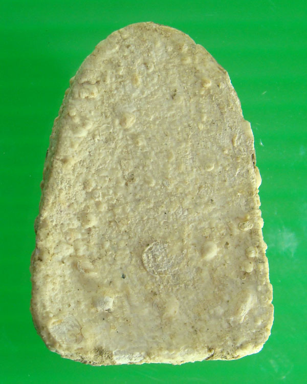 พระกรุวัดเงินคลองเตย กรุงเทพ. พิมพ์ซุ้มกอฐานเตี้ยเนื้อผงสีขาวนวลมีคราบฟองเต้าหู้ชัดเจน