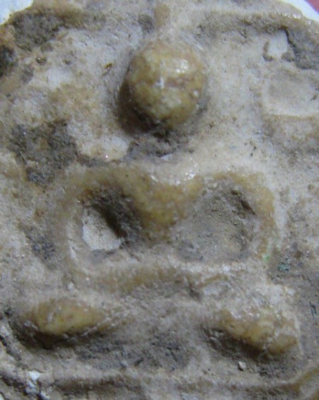 พระกรุวัดคู้สลอด พิมพ์จันทร์ลอย เนื้อผง จ.พระนครศรีอยุธยา สภาพพอใช้ มาพร้อมบัตรรับรองความแท้