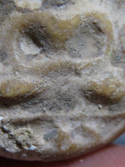 พระกรุวัดคู้สลอด พิมพ์จันทร์ลอย เนื้อผง จ.พระนครศรีอยุธยา สภาพพอใช้ มาพร้อมบัตรรับรองความแท้