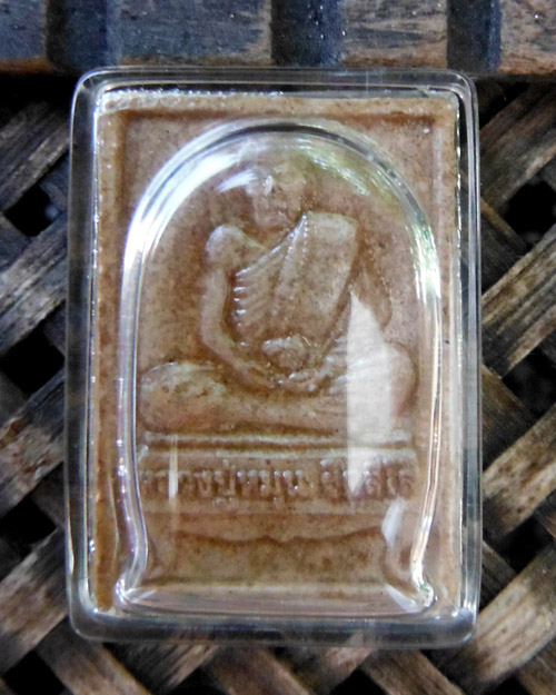 พระผงรูปเหมือนนั่งตั่ง รุ่นแรก หลวงปู่หมุน ปี 2542 พร้อมบัตรรับรอง