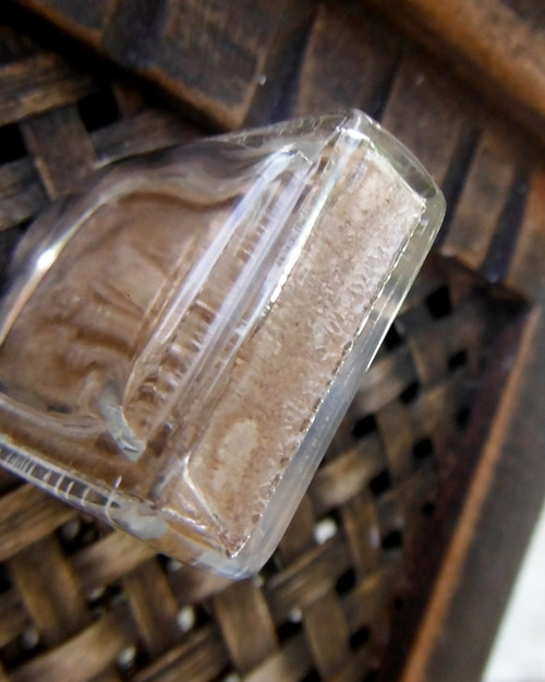 พระผงรูปเหมือนนั่งตั่ง รุ่นแรก หลวงปู่หมุน ปี 2542 พร้อมบัตรรับรอง