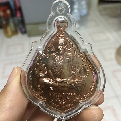 หลวงปู่กาหลงเขี้ยวแก้ว วัดเขาแหลม จ.สระแก้ว เหรียญนารายณ์พลิกแผ่นดิน เนื้อทองแดง 