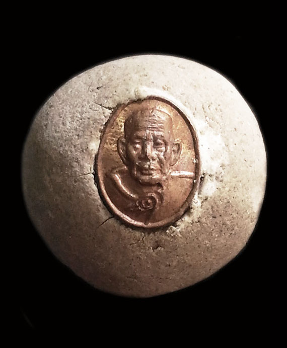 ลูกอมปั้นจารมือสดฝังเม็ดยา หลวงปู่หมุน ปลุกเสก ปี43 พิธีมหาสมปารถนา วัดซับลำใย สภาพสวย 