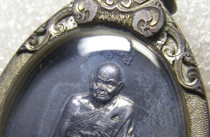 เหรียญชนะจน เนื้อตะกั่ว หลวงปู่ทิม วัดพระขาว อยุธยา เลี่ยมเงินยกซุ้มสั่งตัด